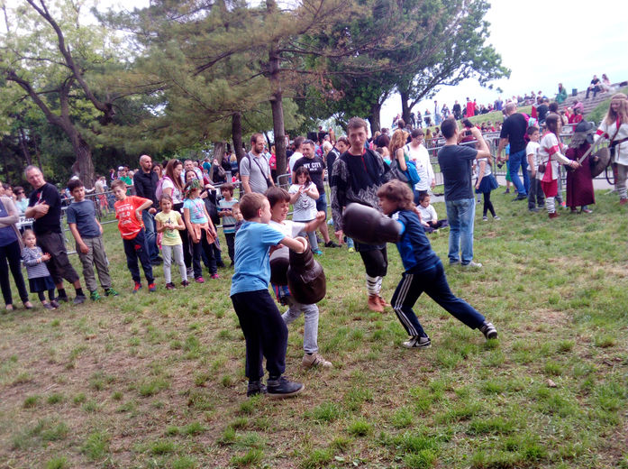 Дечаци у борби (фото: Правда)