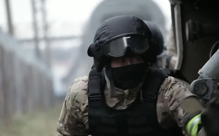 Припадник ФСБ-а у акцији (Фото: Јутјуб)