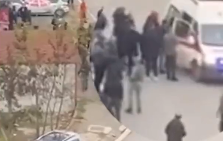 Оружје се не види нигде... (Фото: Јутјуб) Оружје се не види нигде... (Фото: Јутјуб)