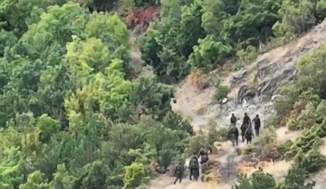 Snimak dronom kod Banjske - grupa Srba u povlačenju / Skrinšot